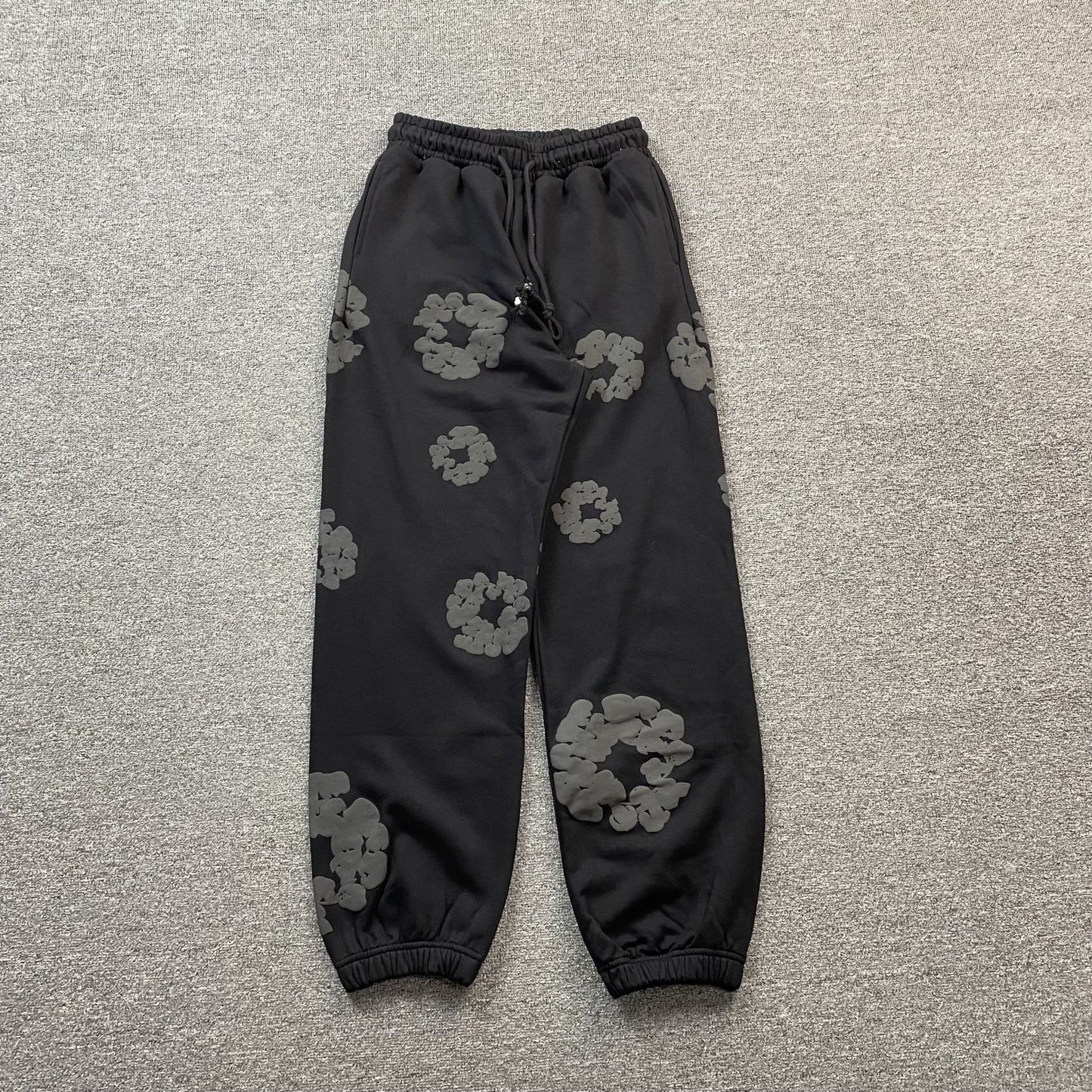 DENIM TEARS COTTON WREATH SWEATPANTS MONOCHROME BLACK - Sin Sity Reps