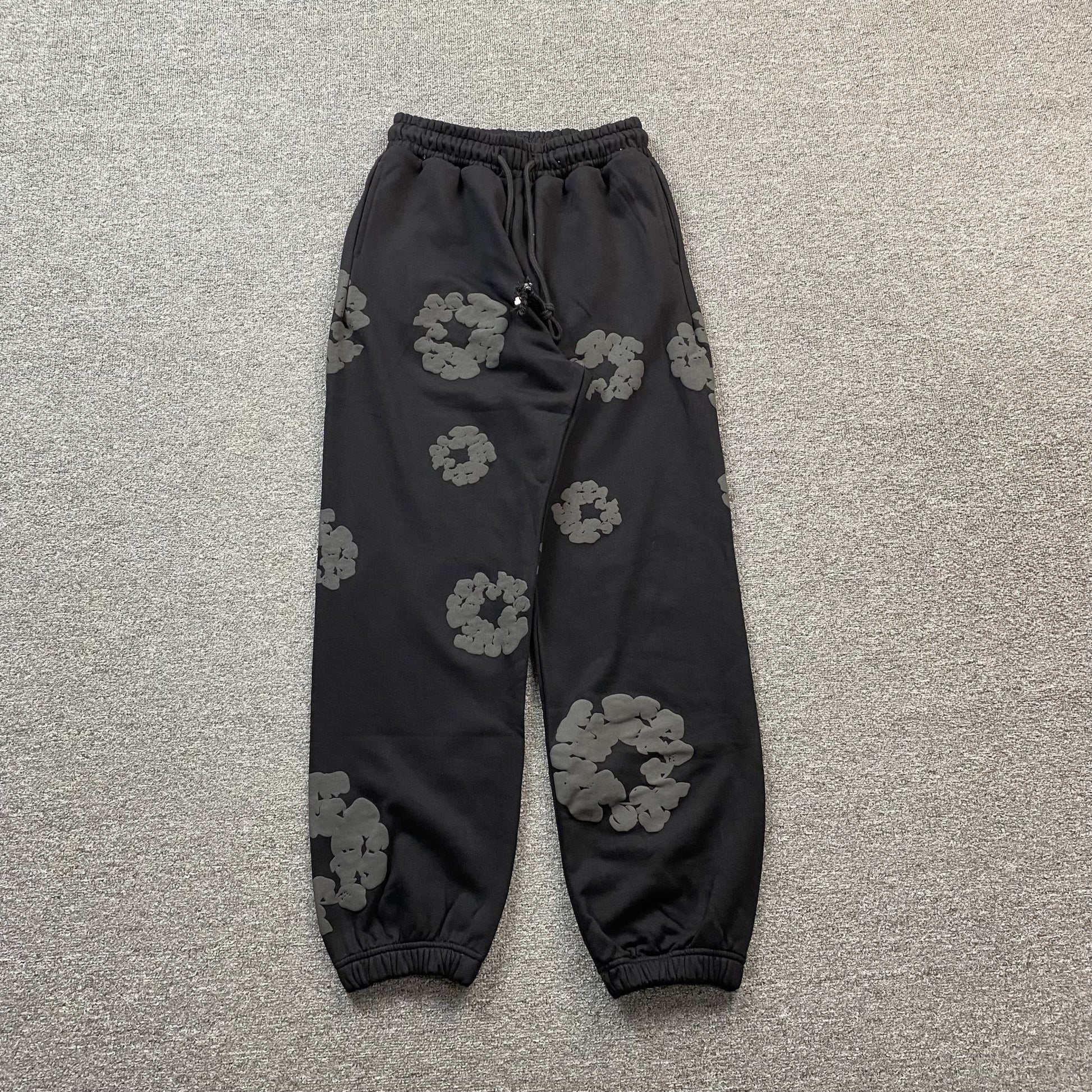 DENIM TEARS COTTON WREATH SWEATPANTS MONOCHROME BLACK - Sin Sity Reps