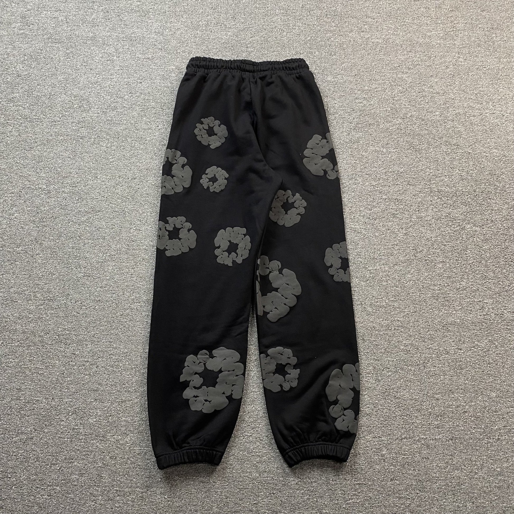 DENIM TEARS COTTON WREATH SWEATPANTS MONOCHROME BLACK - Sin Sity Reps