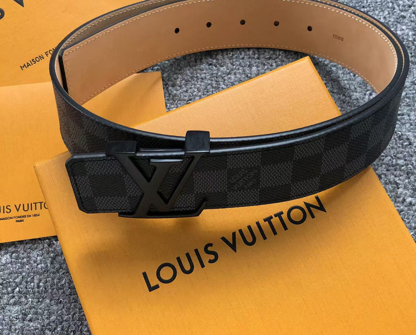 LOUIS VUITTON LV INITIALES BELT GRAPHITE BLACK - Sin Sity Reps