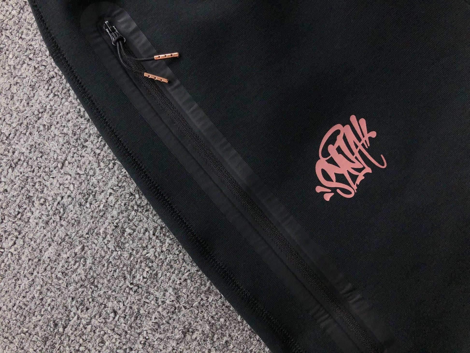 NIKE TECH FLEECE x SYNA CENTRAL CEE PANTS - Sin Sity Reps