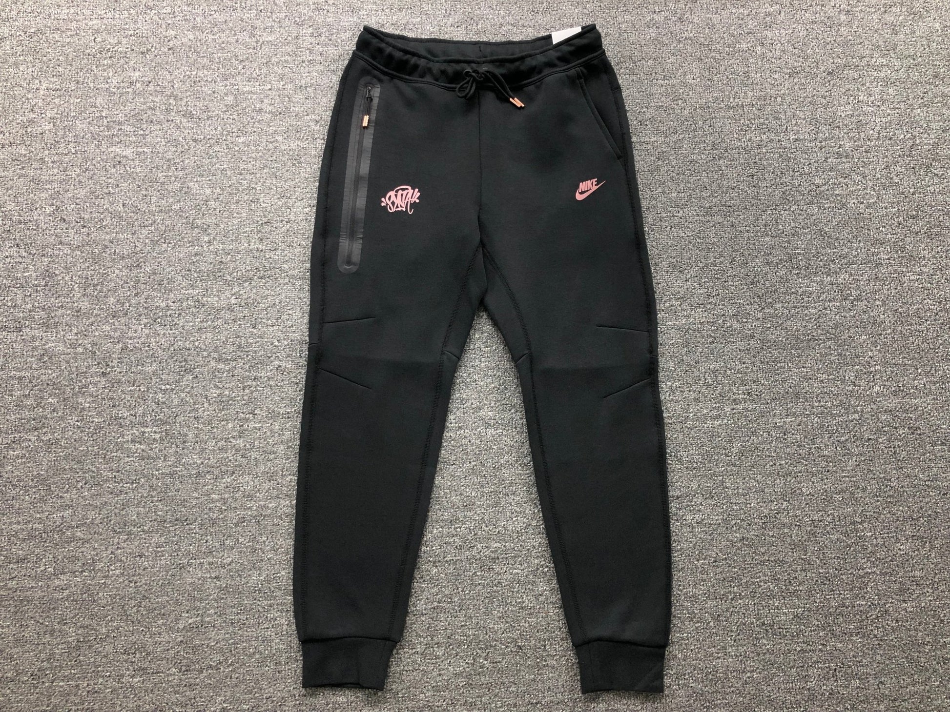 NIKE TECH FLEECE x SYNA CENTRAL CEE PANTS - Sin Sity Reps