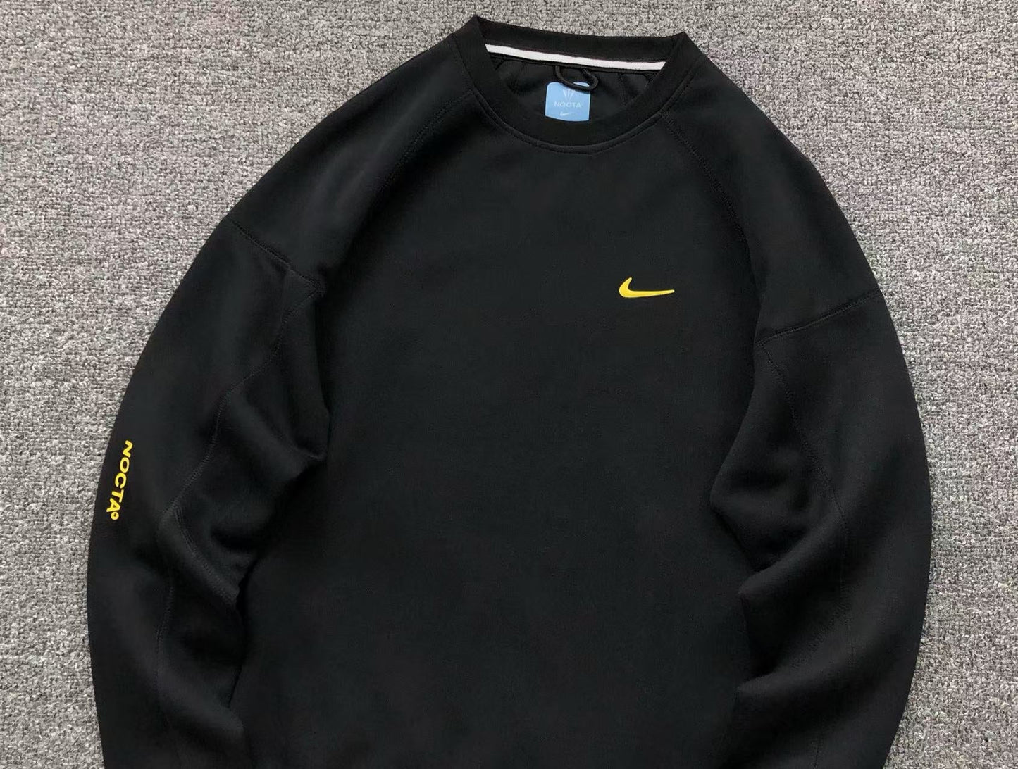 NIKE x NOCTA TECH FLEECE CREWNECK STADIUM BLACK GOLD - Sin Sity Reps