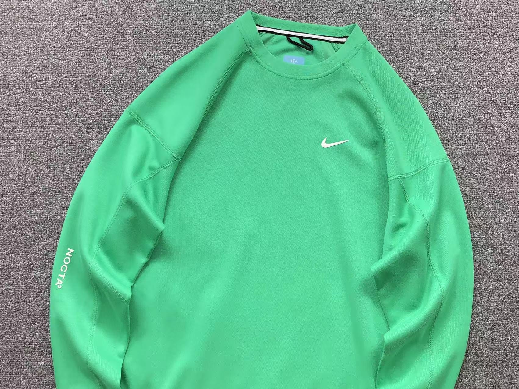 NIKE x NOCTA TECH FLEECE CREWNECK STADIUM GREEN SAIL - Sin Sity Reps