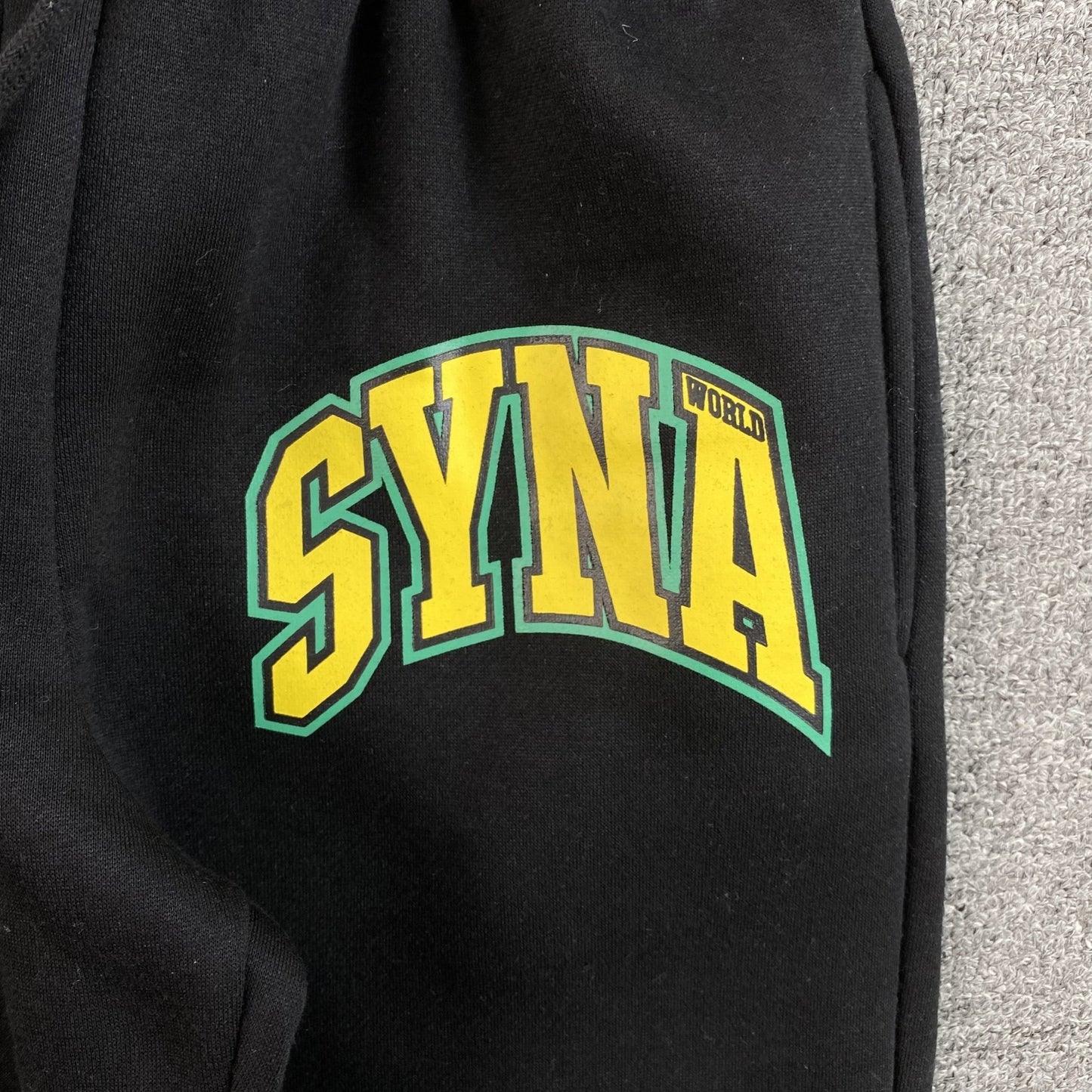 SYNA WORLD COLLEGE SWEATPANTS BLACK - Sin Sity Reps