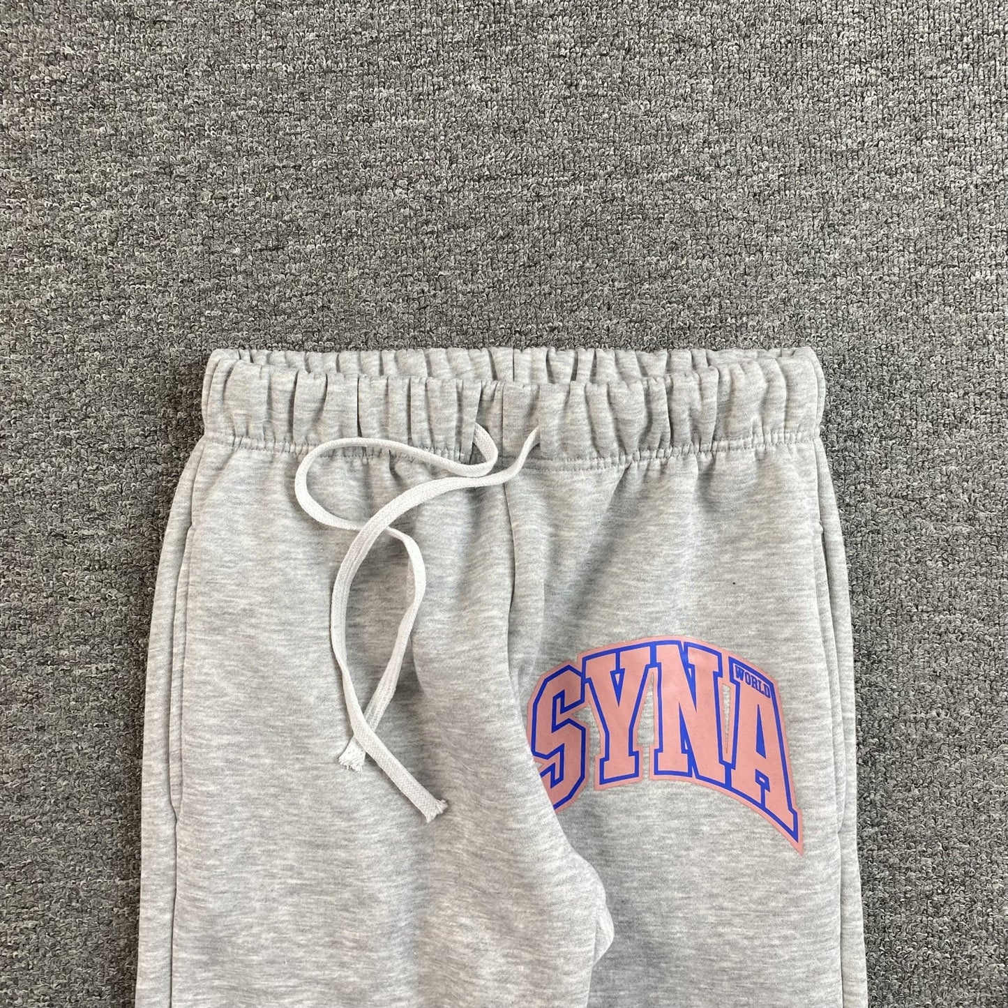 SYNA WORLD COLLEGE SWEATPANTS GREY - Sin Sity Reps