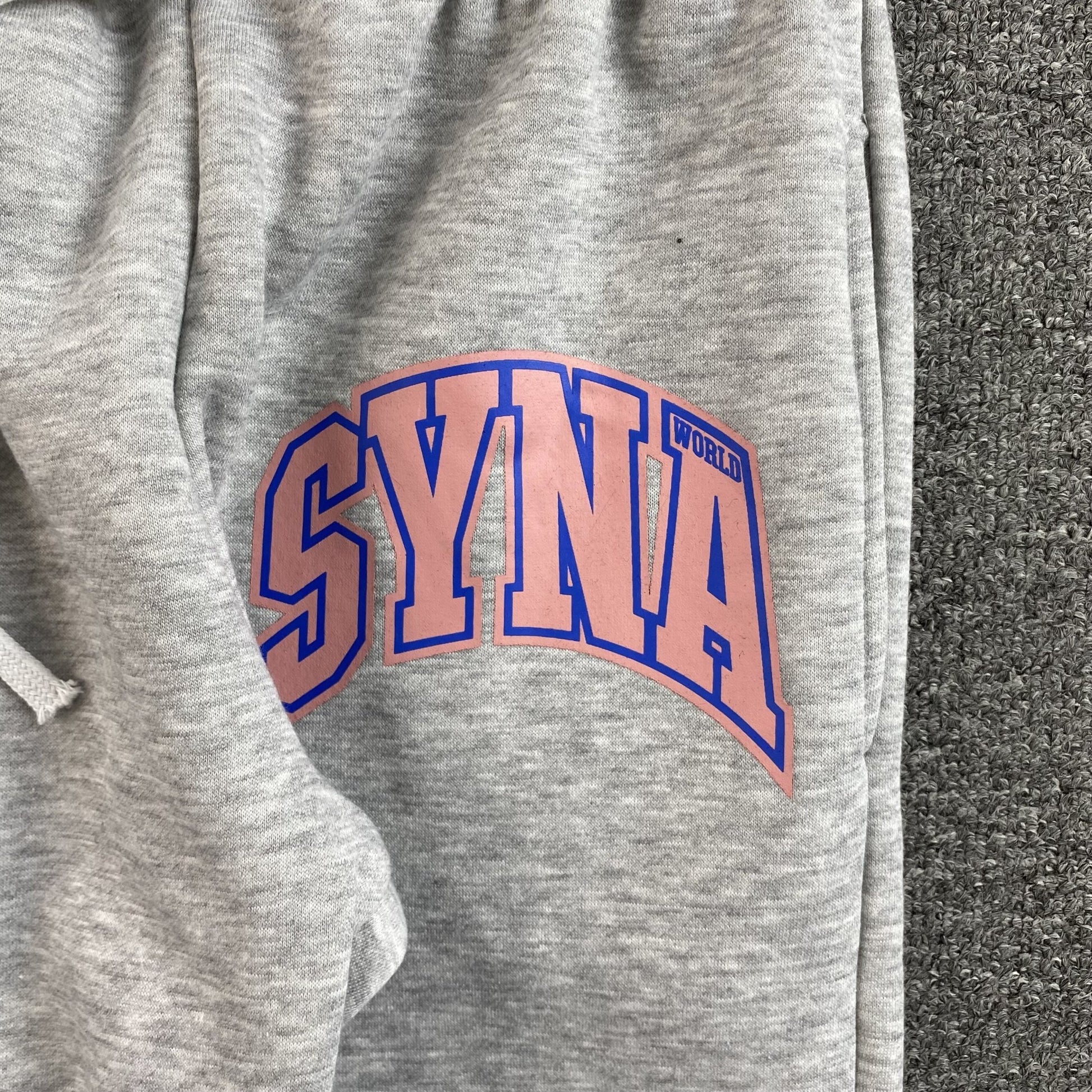 SYNA WORLD COLLEGE SWEATPANTS GREY - Sin Sity Reps