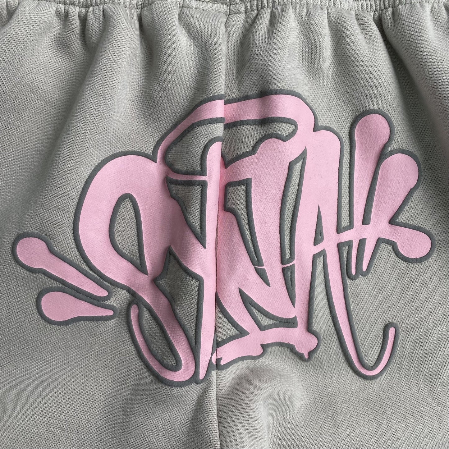 SYNA WORLD SYNA LOGO SWEATPANTS GREY PINK - Sin Sity Reps